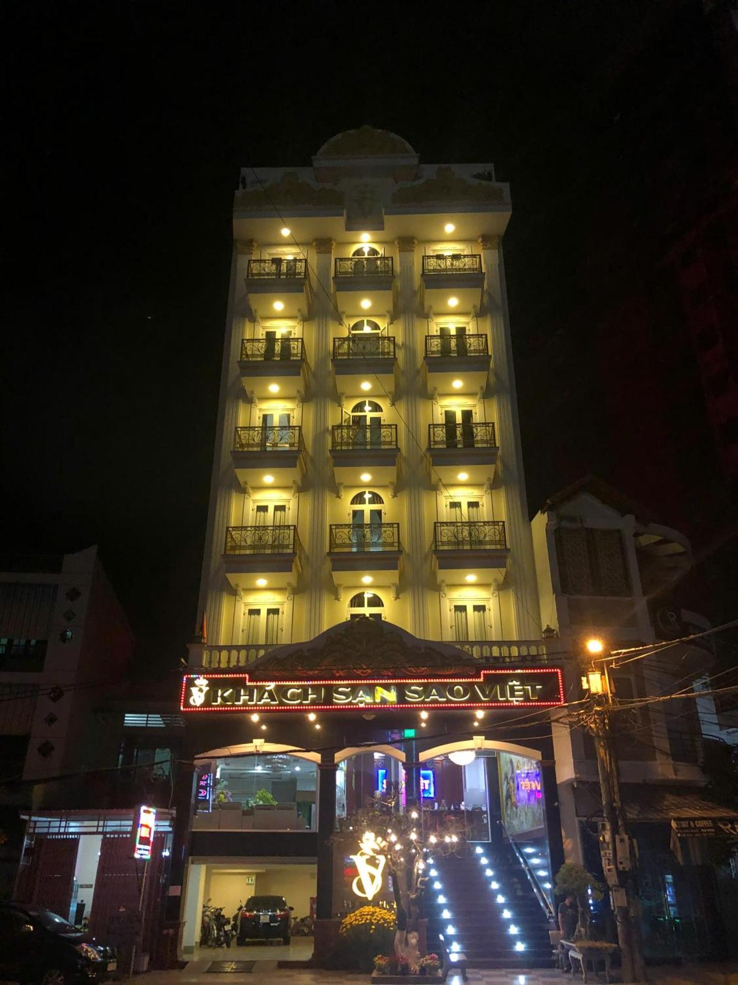 Отель Khach San Sao Viet Куинён Экстерьер фото