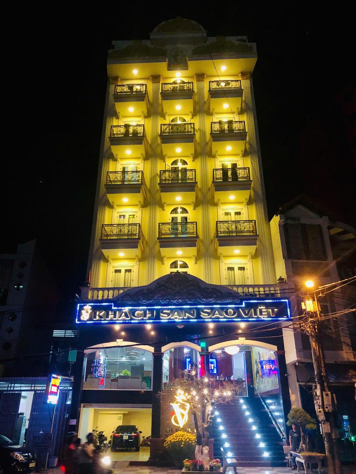 Отель Khach San Sao Viet Куинён Экстерьер фото